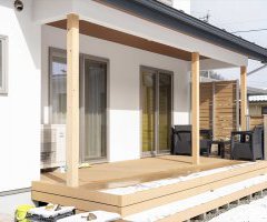 2ヵ所の掃き出しサッシから出入りができる広々デッキ