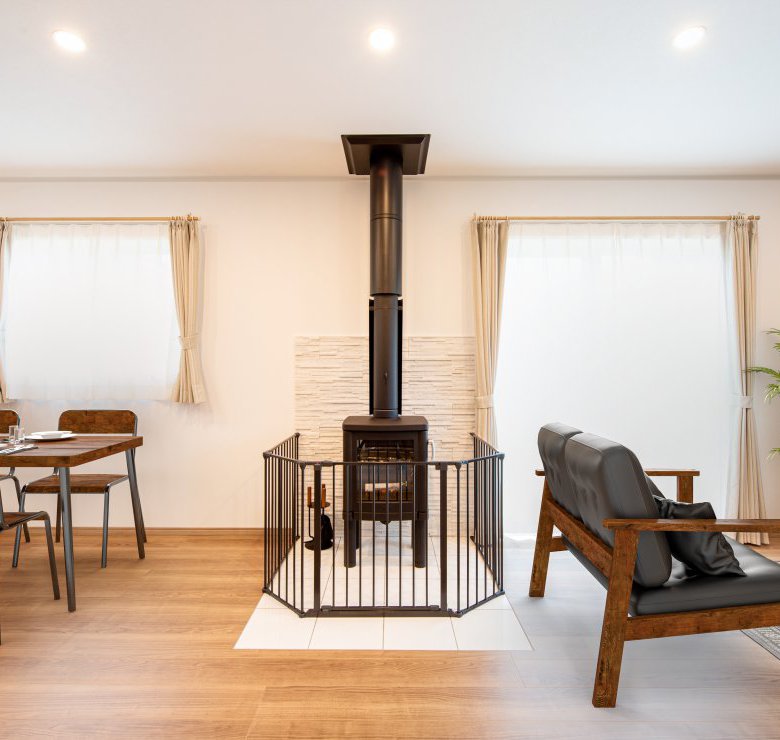 目を引くオシャレなリビングと薪ストーブ