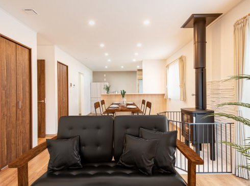 目を引くオシャレなリビングと薪ストーブ