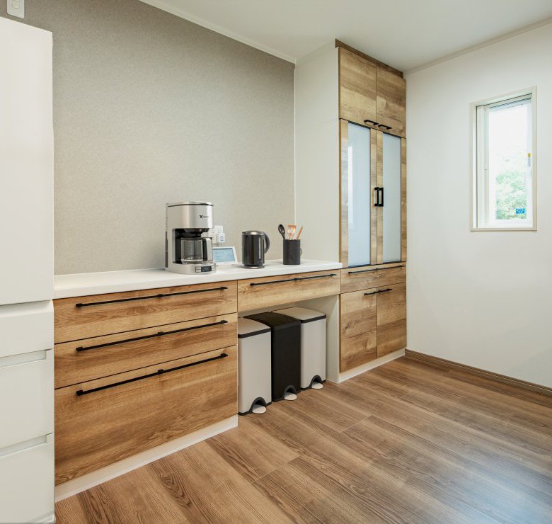 キレイな木目調のキッチンと使いやすい背面収納棚