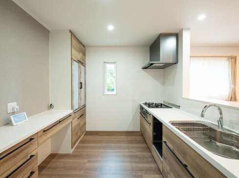 キレイな木目調のキッチンと使いやすい背面収納棚