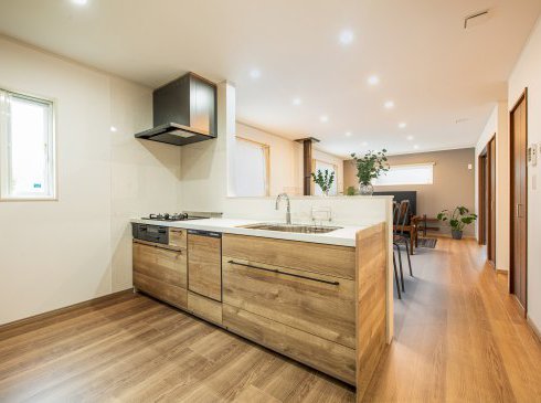 キレイな木目調のキッチンと使いやすい背面収納棚