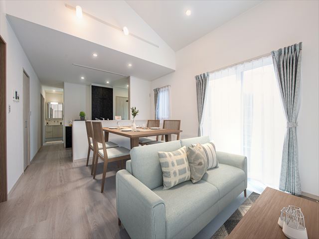 勾配天井のある広いLDK