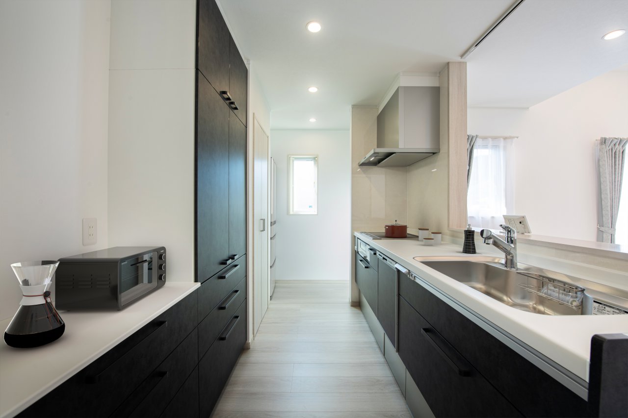 対面キッチンと独立したパントリースペース