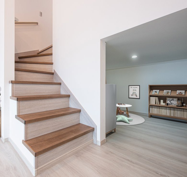 スキップフロア＆大型階段下収納