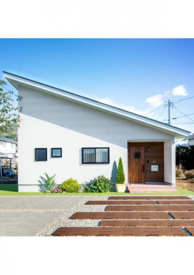 中庭とウッドデッキのプライベート空間のある平屋【諏訪市】