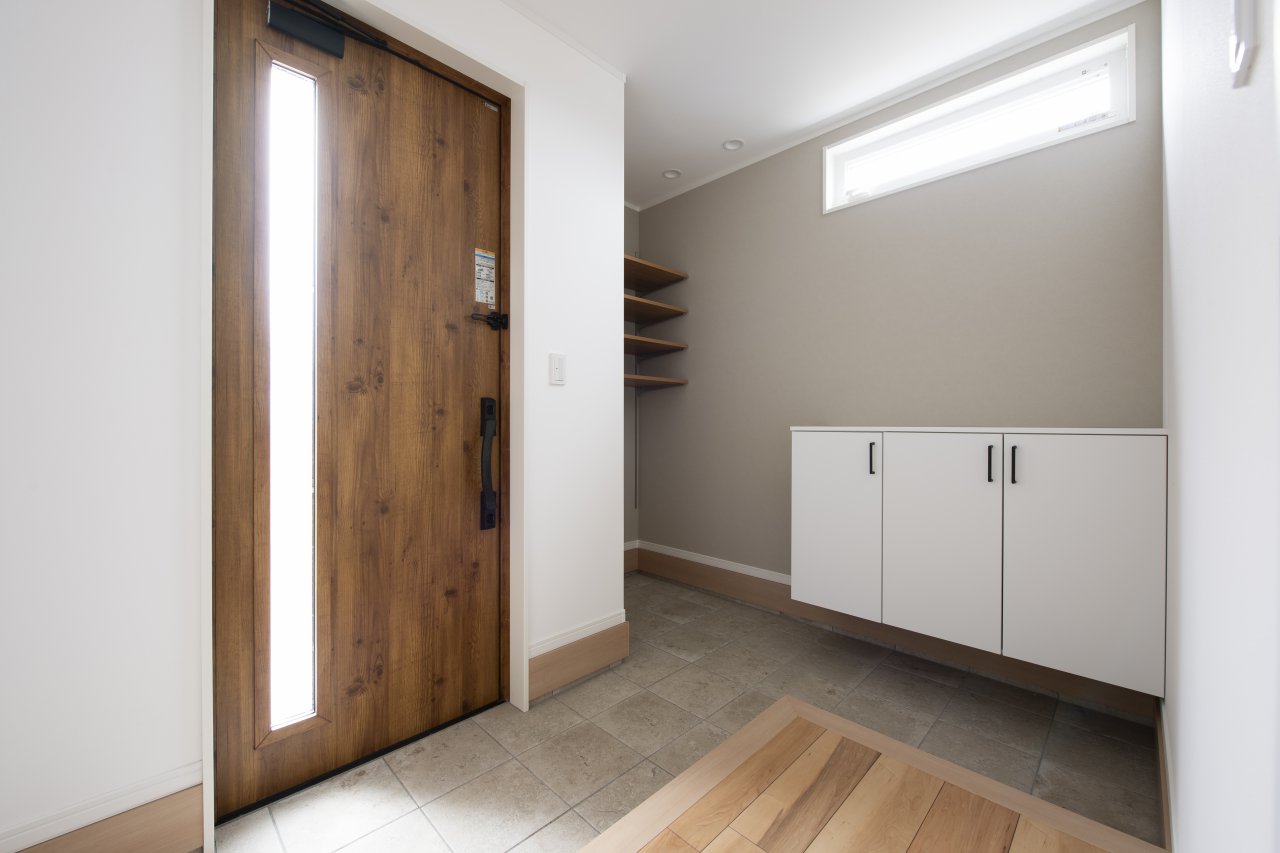 木漏れ日のような光が差し込む玄関