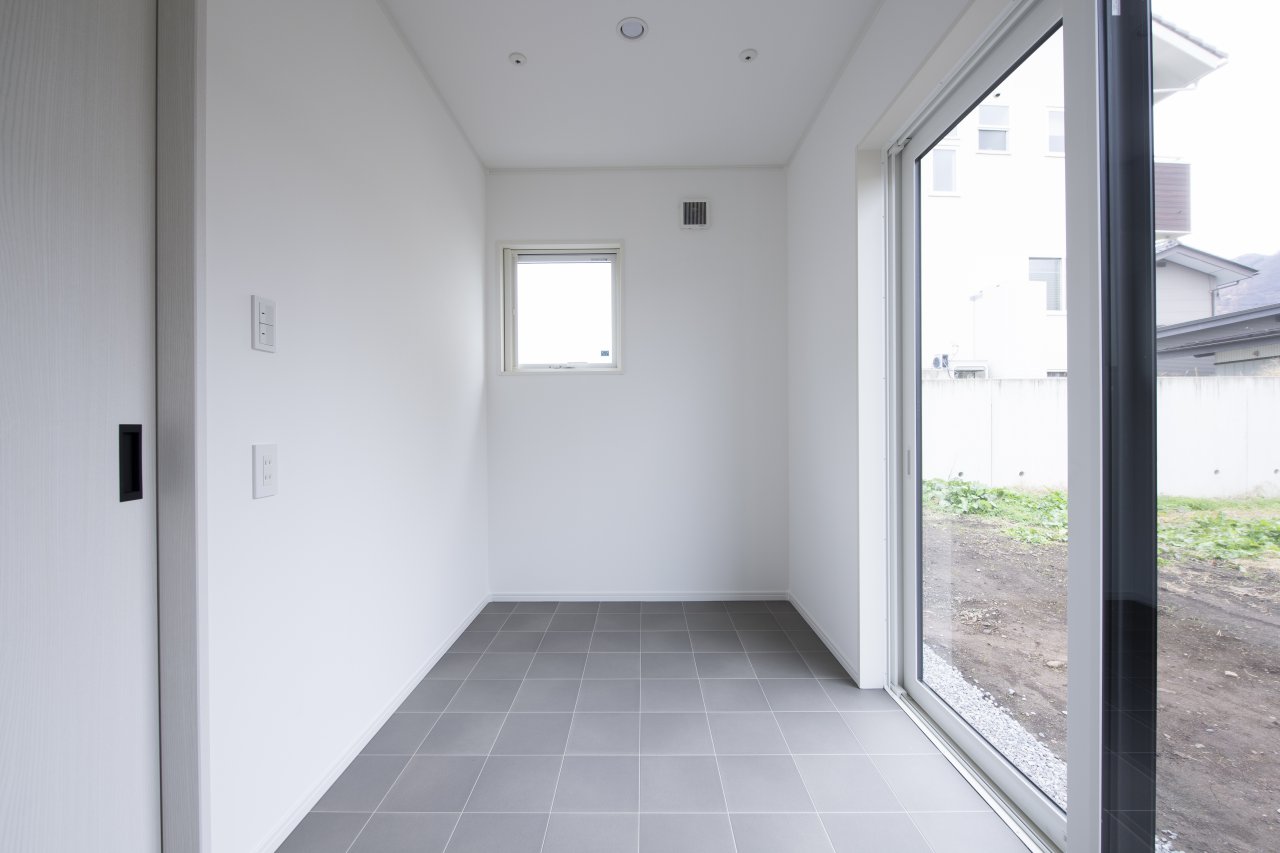 開放的な大きな窓のお部屋