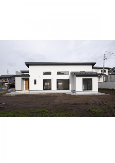 窓から優しい光が差し込む広々とした平屋【須坂市】