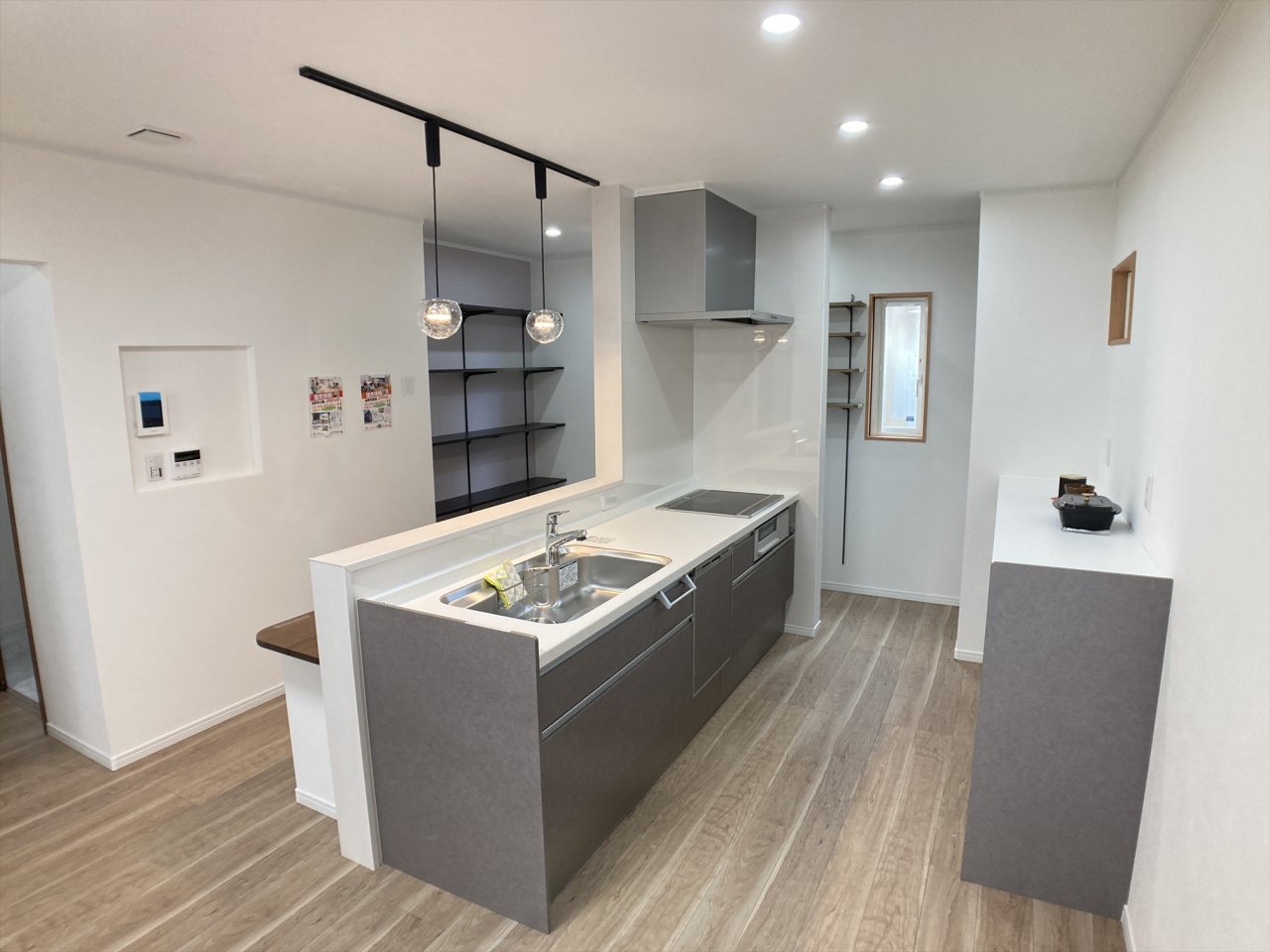 スクラッチメタル柄のファミリータイプキッチン