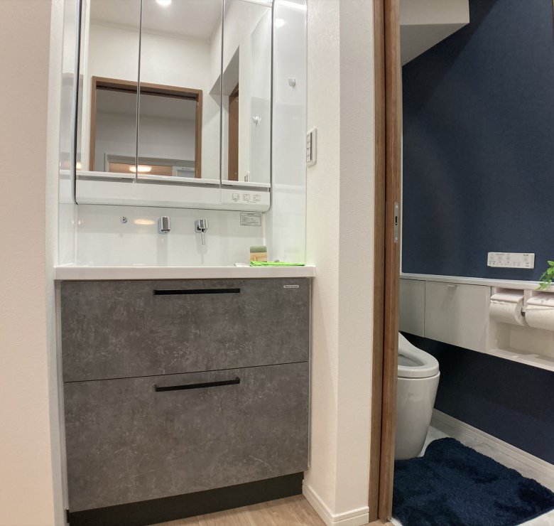 使いやすくオシャレなドレッサーとトイレ