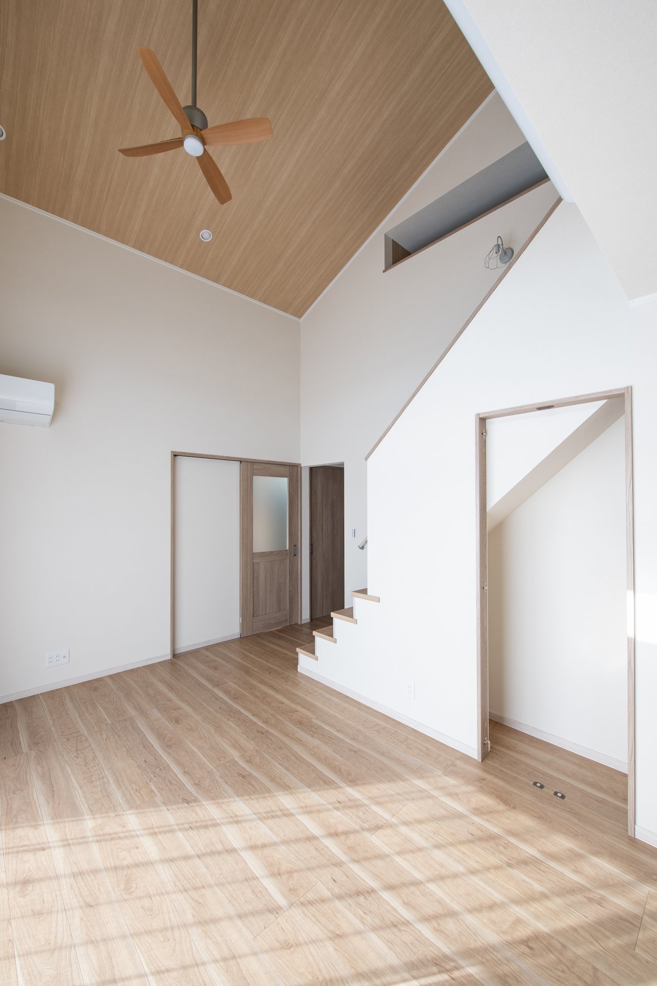 天井勾配と大開口の窓により明るい日差しと解放感のあるＬＤＫ