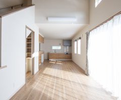 天井勾配と大開口の窓により明るい日差しと解放感のあるＬＤＫ