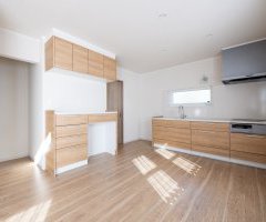 天井勾配と大開口の窓により明るい日差しと解放感のあるＬＤＫ