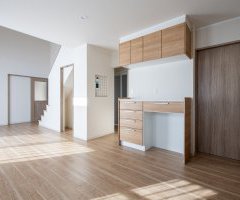 天井勾配と大開口の窓により明るい日差しと解放感のあるＬＤＫ