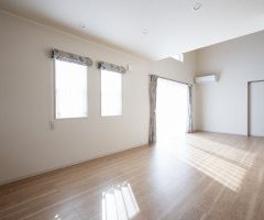 天井勾配と大開口の窓により明るい日差しと解放感のあるＬＤＫ