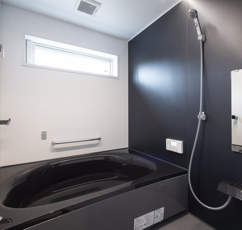 黒で統一されたおしゃれなバスルーム<br />
