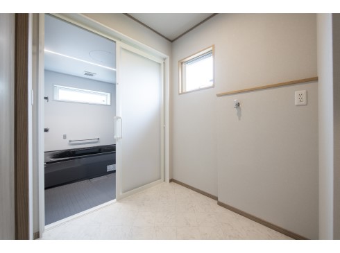 黒で統一されたおしゃれなバスルーム<br />
