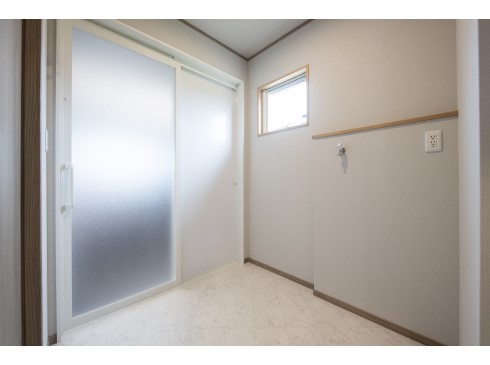 黒で統一されたおしゃれなバスルーム<br />
