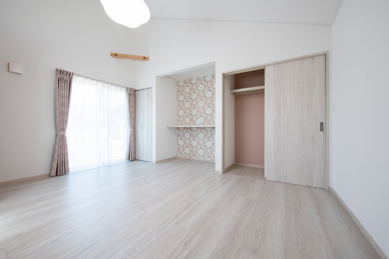 勾配天井により広く明るい居室