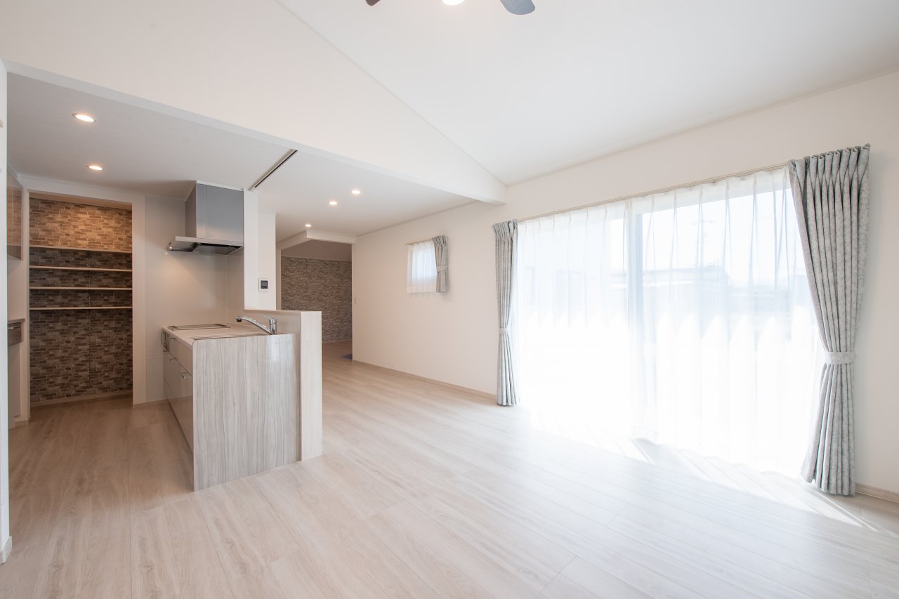 勾配天井と大きな窓がリビングを明るく広く演出