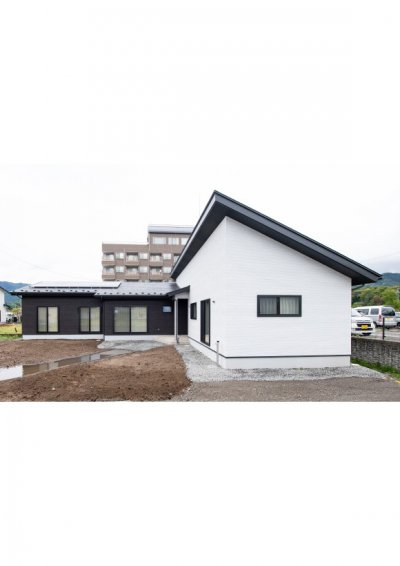 勾配天井により開放的空間・モダンな平屋住宅【箕輪町】