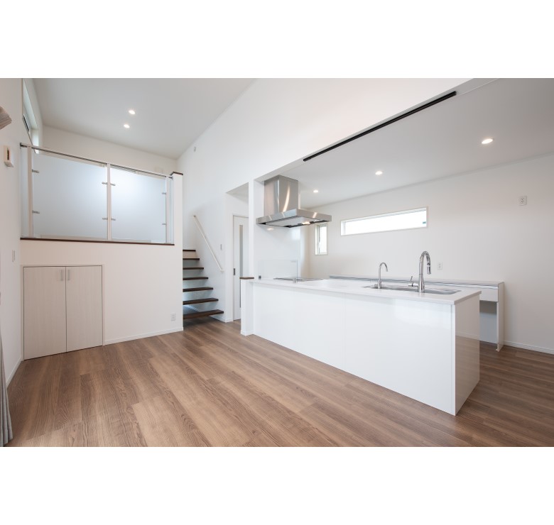 空間を効率的に使用したスキップフロアで開放的な雰囲気に