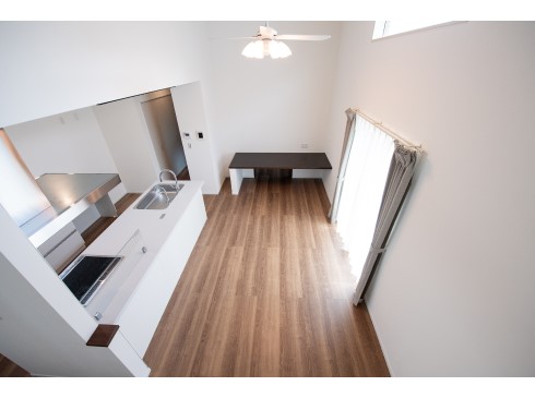 空間を効率的に使用したスキップフロアで開放的な雰囲気に