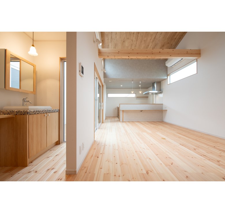 開放的な勾配天井のお家