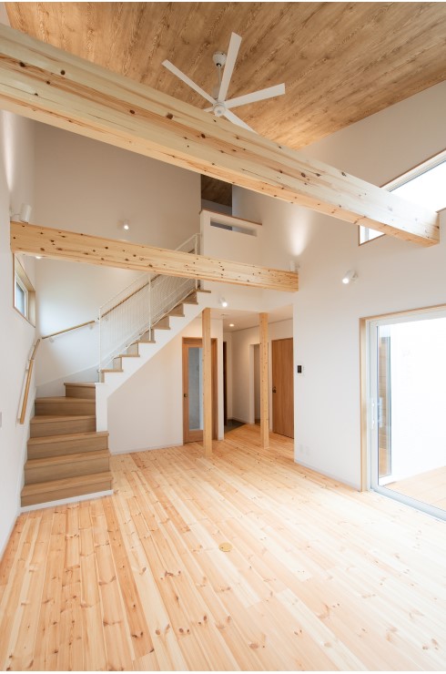 開放的な勾配天井のお家