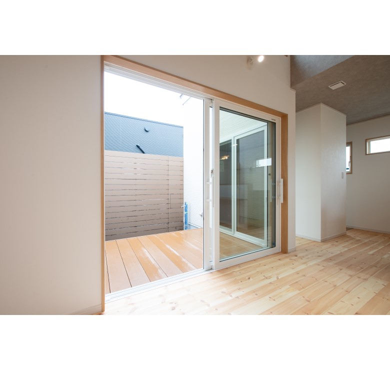 光が差し込む明るいウッドデッキ<br />
