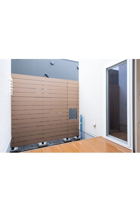 光が差し込む明るいウッドデッキ<br />
