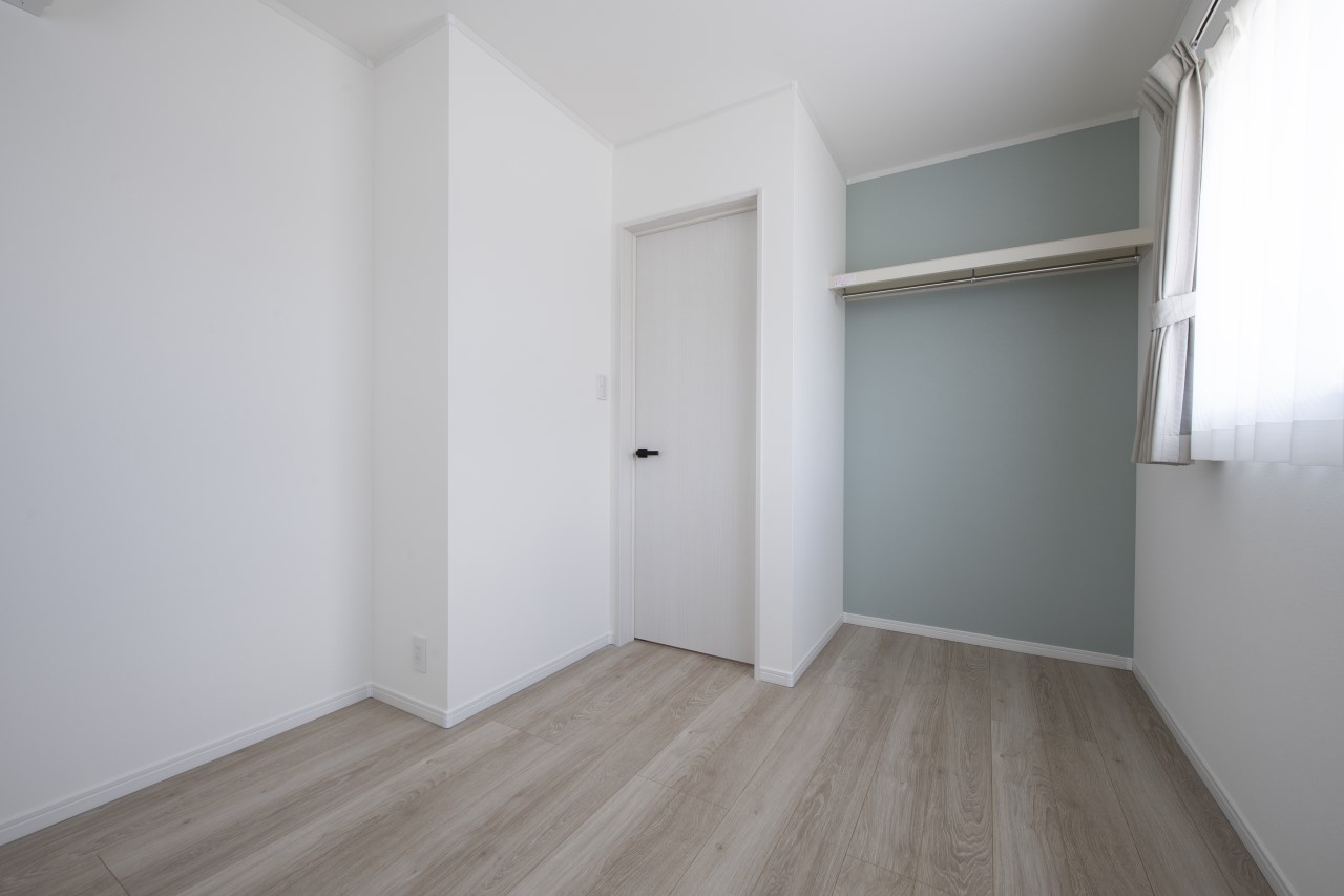 かわいらしいホワイトとブルーの寝室