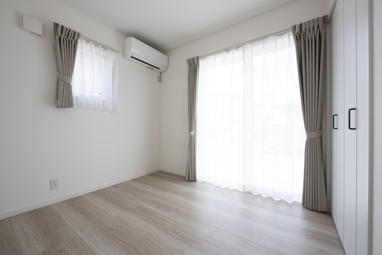 窓がたくさんある開放的な洋室