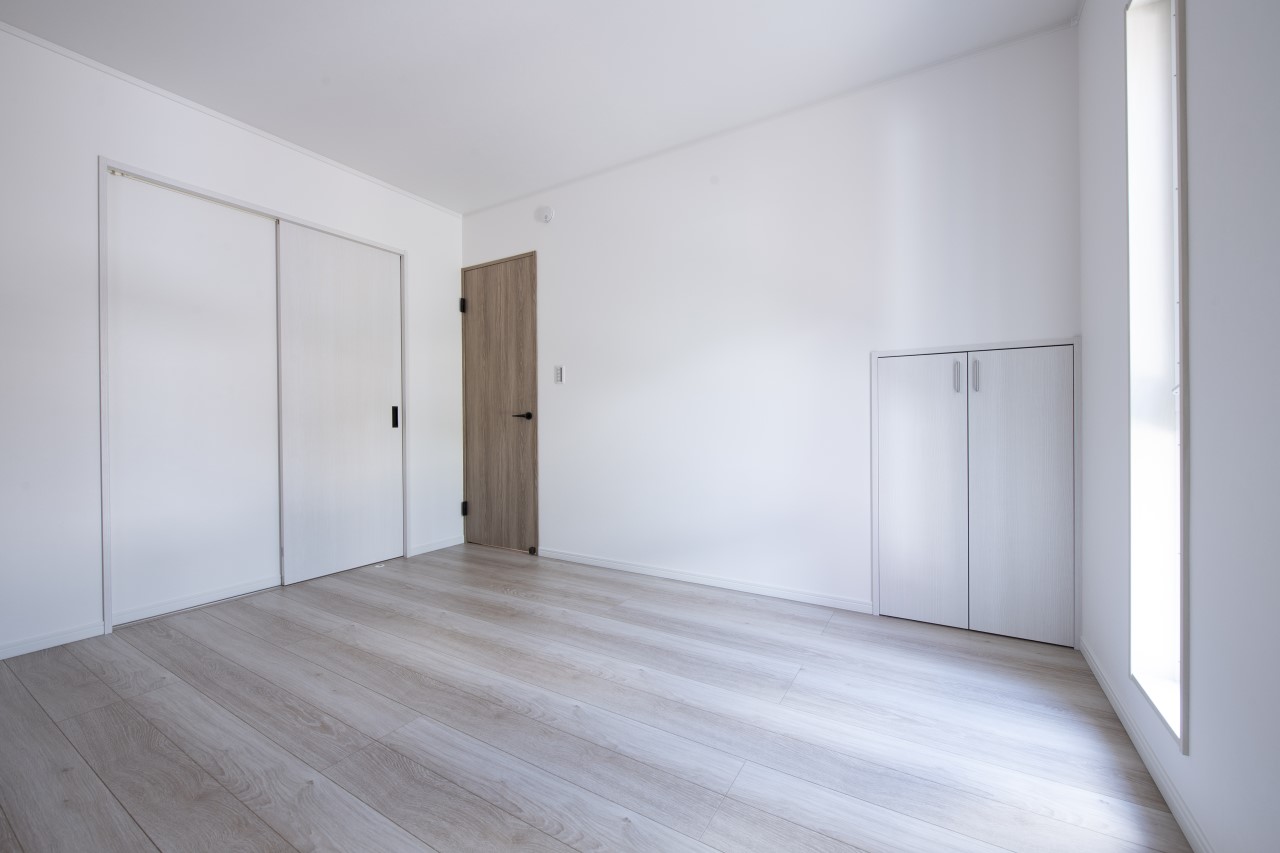 階段下収納がある光が差し込む寝室