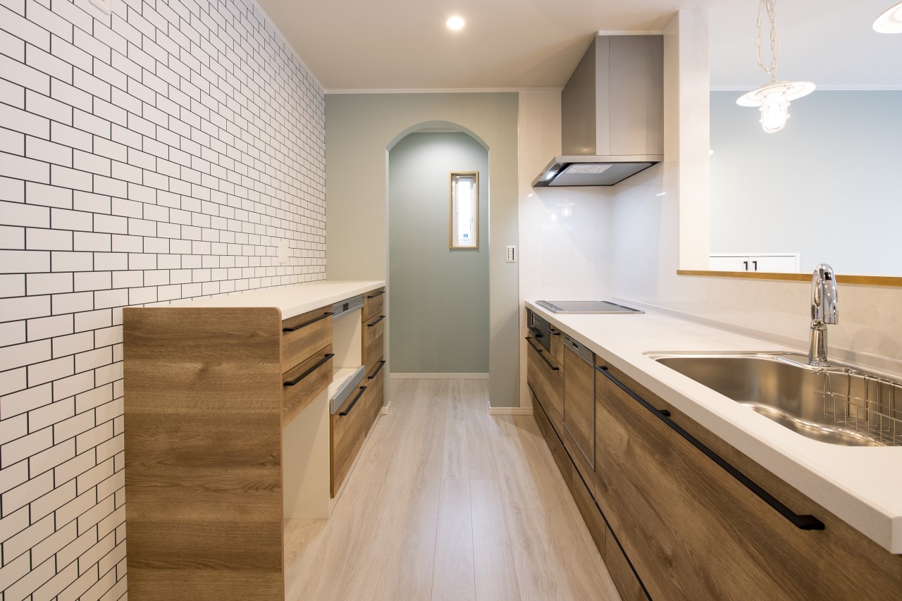 パントリー付きのおしゃれなキッチン