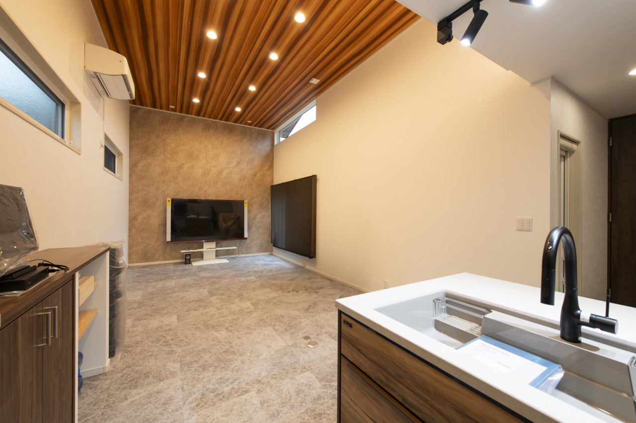 広々としたリビングと家全体を見渡せるオープンキッチン<br />
