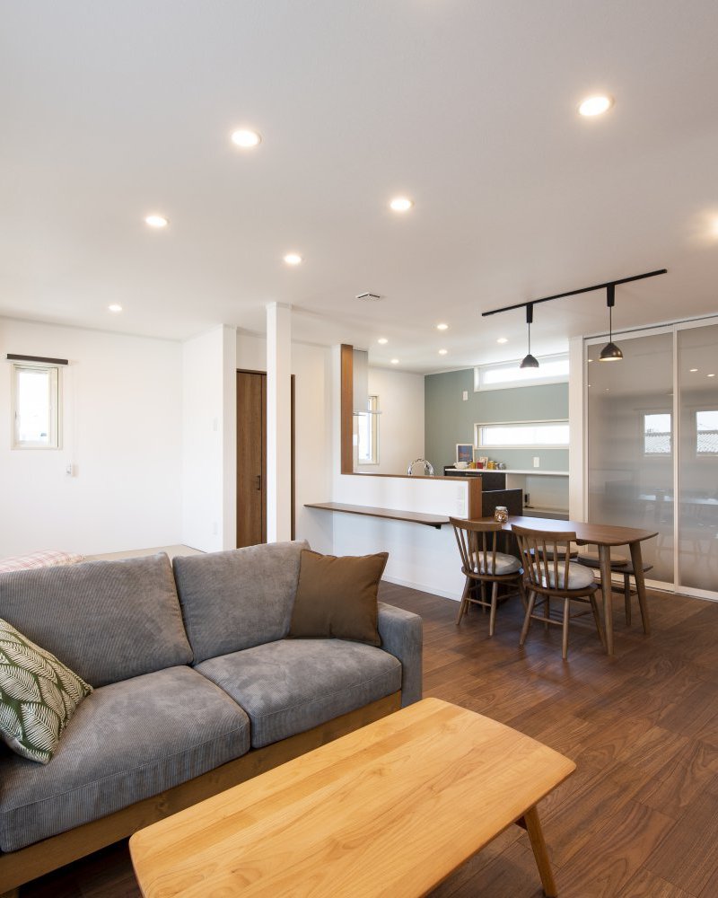 狭小地の建築でも中は広々とした印象の空間設計