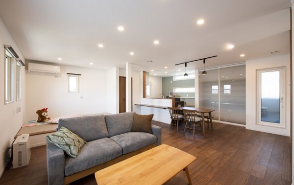 2階建てや平屋よりも広く感じる「一室空間型の間取り」による広々としたLDK