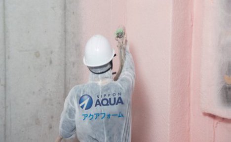 他の断熱材より優れた性能を持つ最高峰の吹付け断熱(アクアフォームNEO)