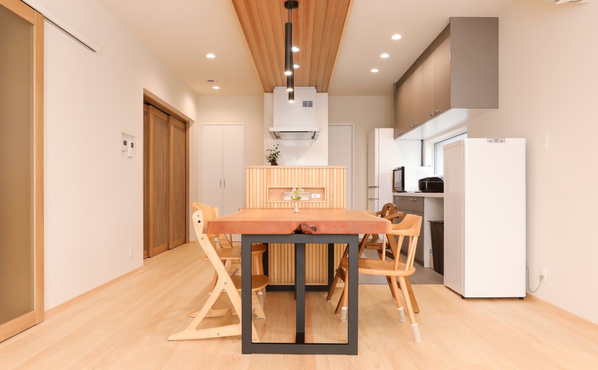 自然素材の温もりで、家族に優しい家事ラクな住まい