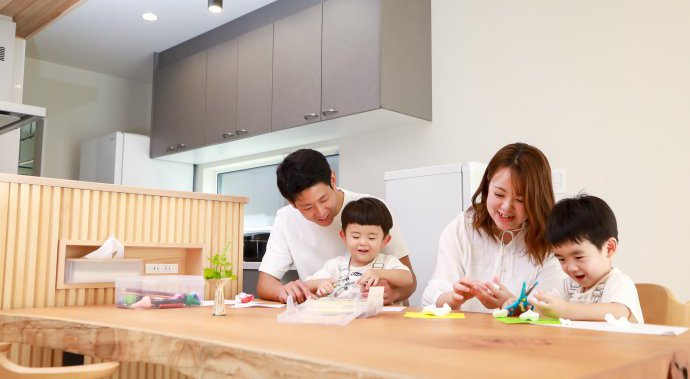 自然素材の温もりで、家族に優しい家事ラクな住まい