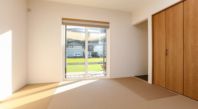 直線の開放感。庭と寄り添うナチュラルな家