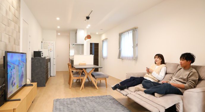 直線の開放感。庭と寄り添うナチュラルな家