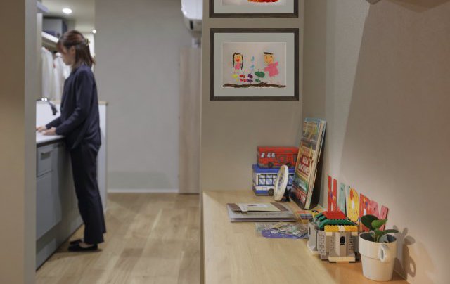 スッキリとした動線を確保。これで家での仕事は負担なく、効率的に時間を使えます。