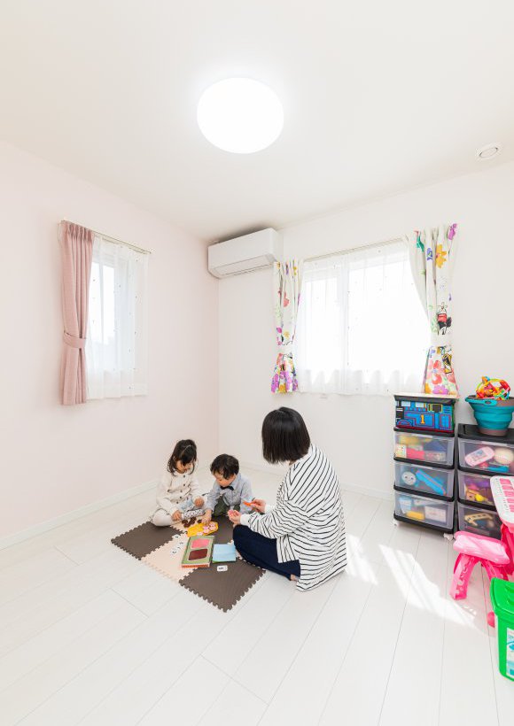 心地よい光が差し込む 子どもが笑顔で成長する心も体も温まる家