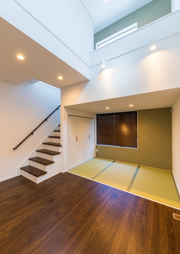 吹き抜け中二階studyスペースのある家