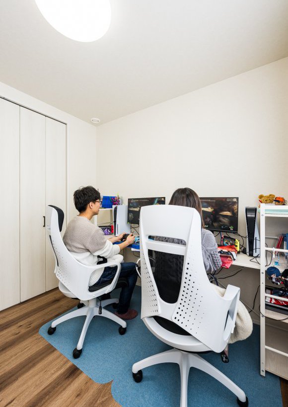 夫婦こだわりの本棚とゲーム部屋のある平屋