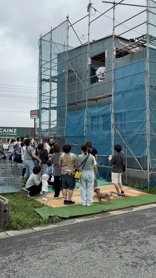 餅まきの様子