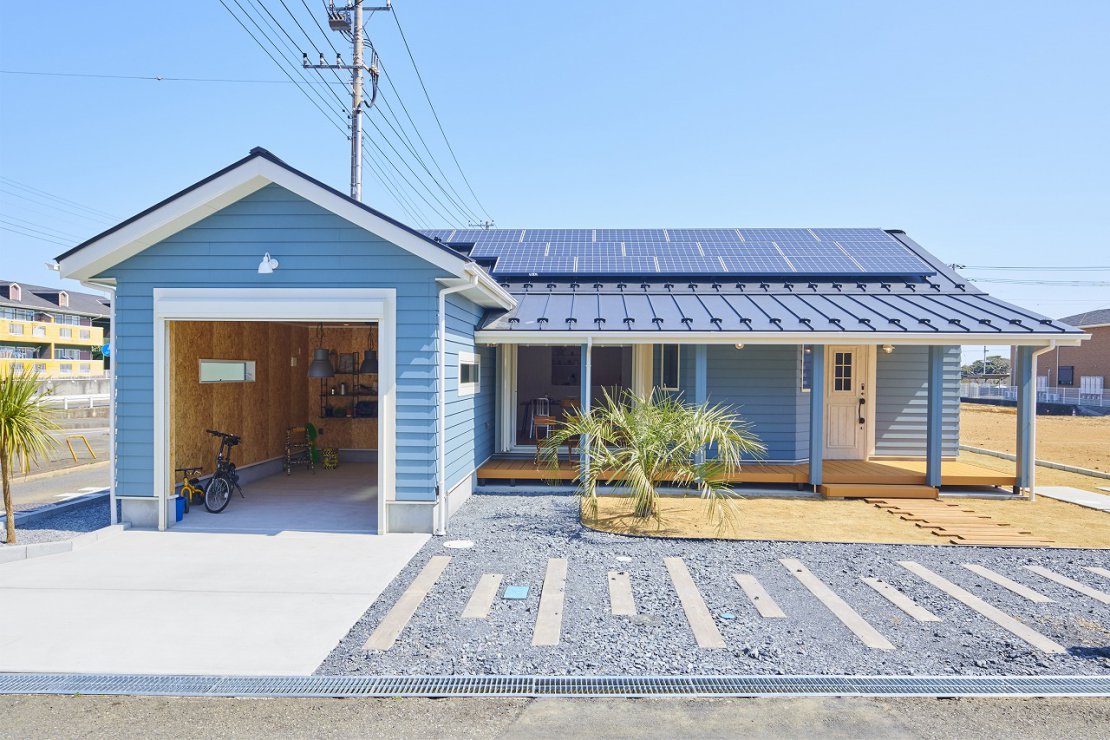 ガレージにこだわった、西海岸テイストの平屋の家